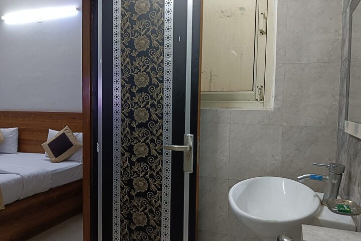 Room 16 of 34