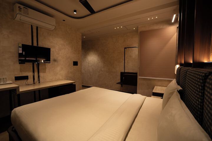 Room 33 of 48