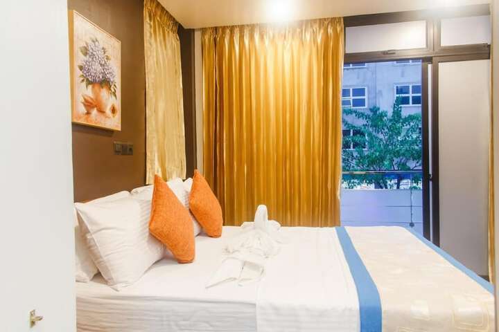 Room 4 of 9