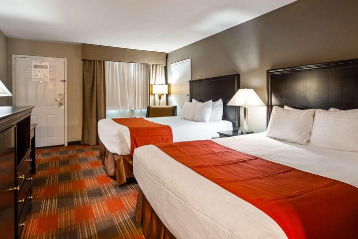 1 Queen Bed Microwave and Refrigerator WiFi Full Breakfast (6 of 11)