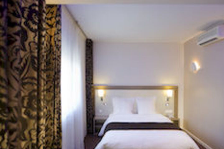 Room 25 of 46