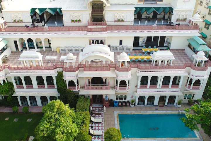 Hotel Pool