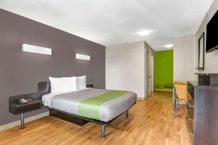1 Queen Bed (5 of 7)