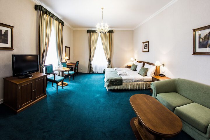 Room 5 of 90