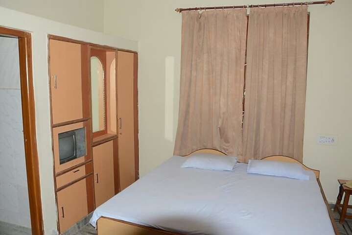 Room 2 of 10