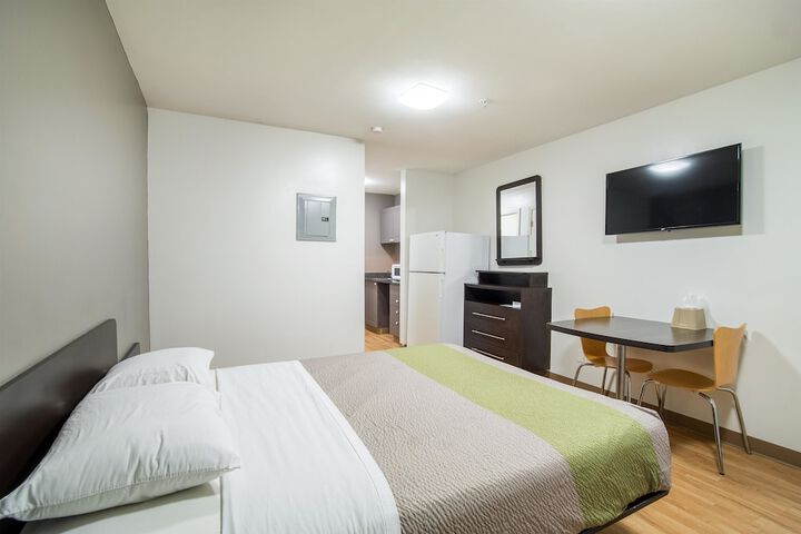 1 Queen Bed Kitchen (3 of 14)