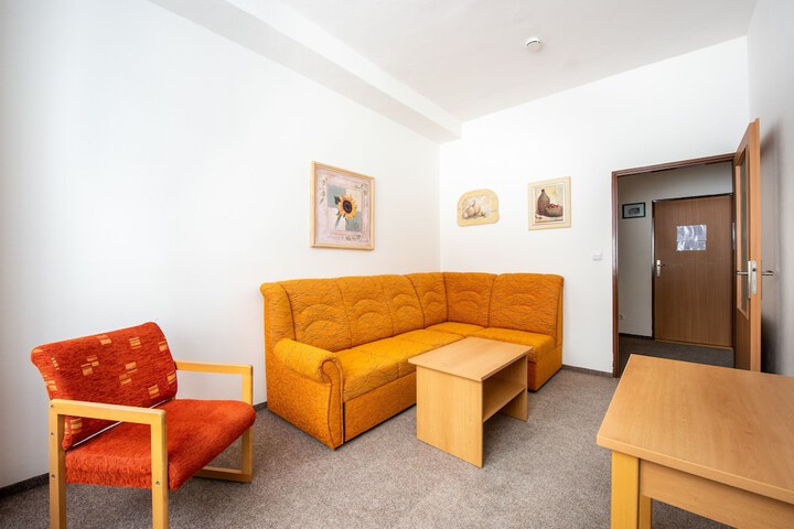 Room 9 of 100