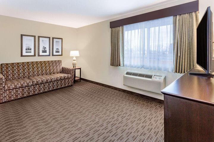1 King Bed (8 of 17)