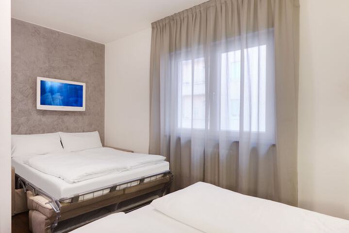 Room 7 of 28
