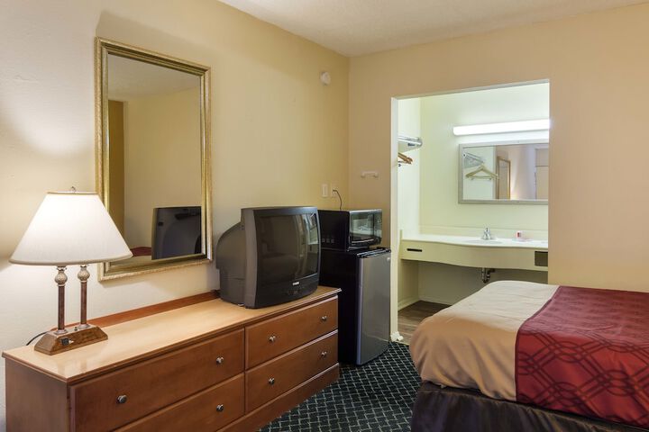 1 Queen Bed (2 of 7)