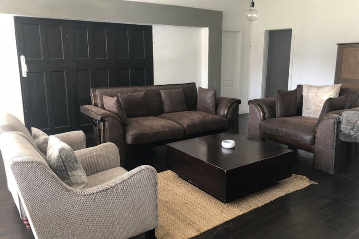 Lounge 32 of 58