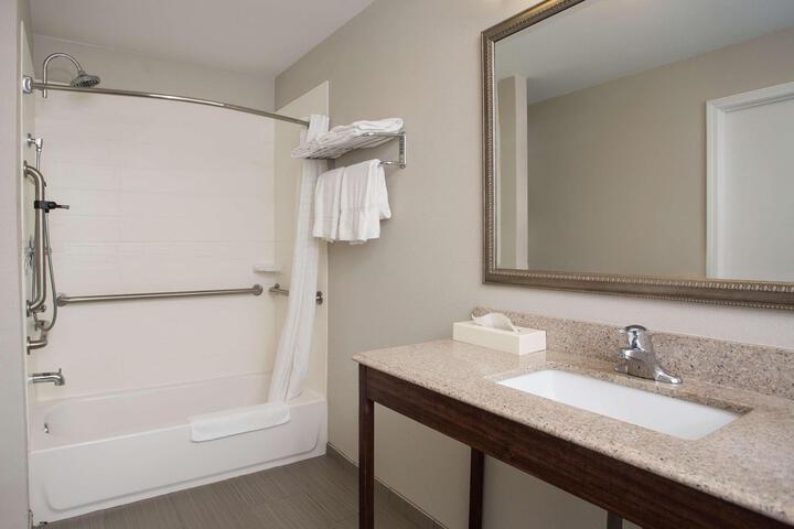 1 Queen Bed High Speed Internet Accessible Refrigerator, Coffee Maker Iron and Ironing B (6 of 16)
