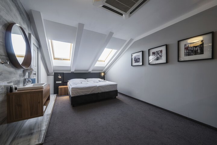 Room 14 of 97