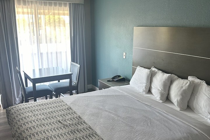 Standard Single King Bed (7 of 9)