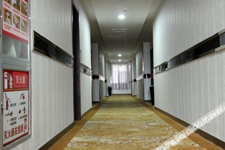 704 theme Traders Hotel