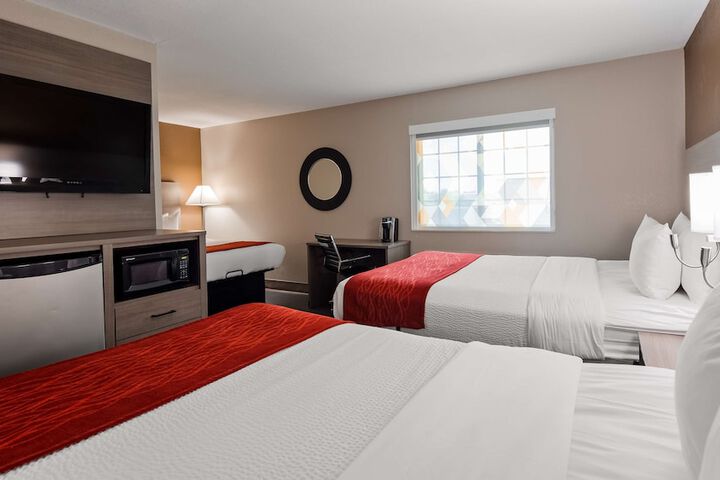 2 Queen Beds High Speed Internet Accessible Microwave and Refrigerator Desk Flat Screen (8 of 16)