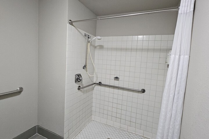 1 Queen Bed Mobility Accessible Bathtub with Grab Bars (16 of 29)