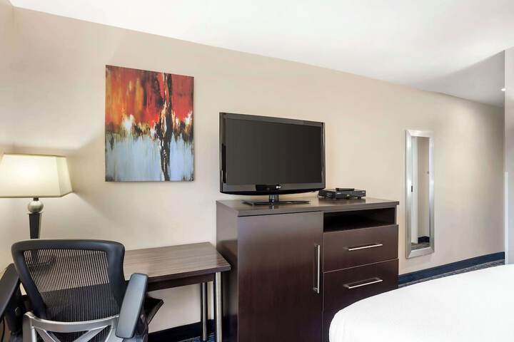 1 Queen Bed High Speed Internet Accessible Refrigerator, Coffee Maker, Hairdryer Full Breakfast (1 of 26)