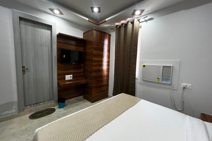 Room 11 of 24