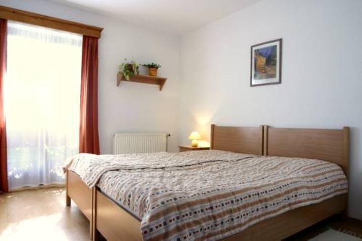 Room 4 of 8