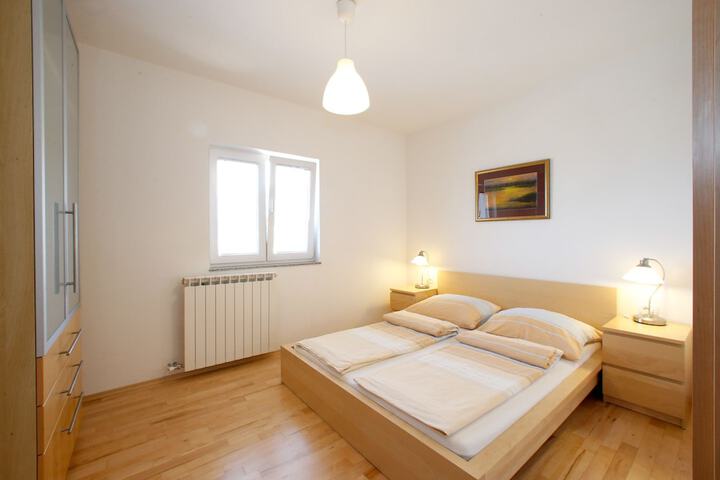 Room 2 of 65