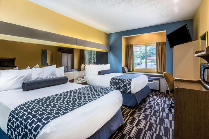 1 Queen Bed Deluxe Accessible Room (3 of 28)