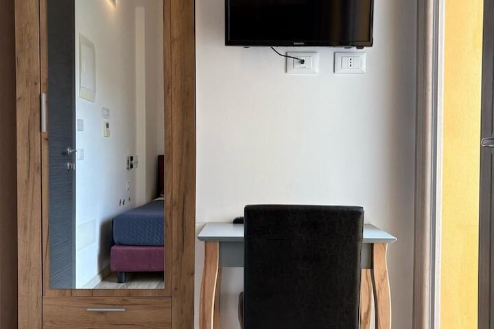 Room 6 of 12