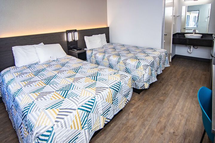 Double Accessible Queen Size Bed (13 of 17)
