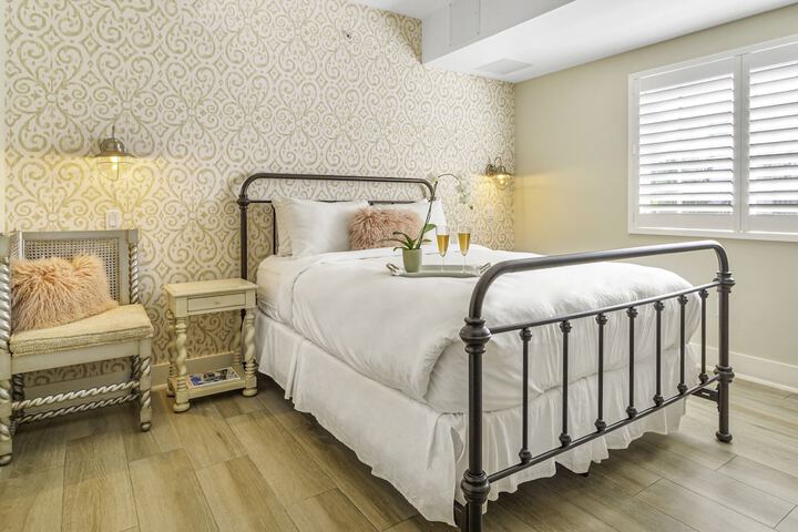 Queen Size Bed (17 of 23)