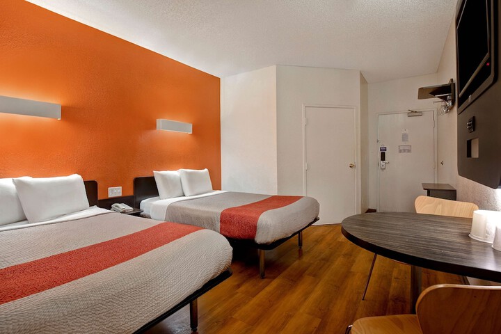 Double Accessible Queen Size Bed (5 of 13)