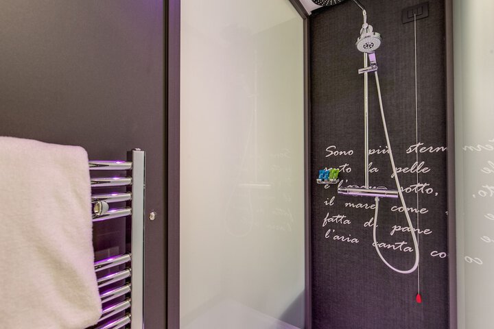 Room 15 of 32