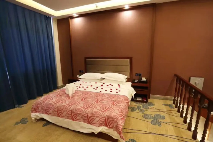 Room 6 of 12