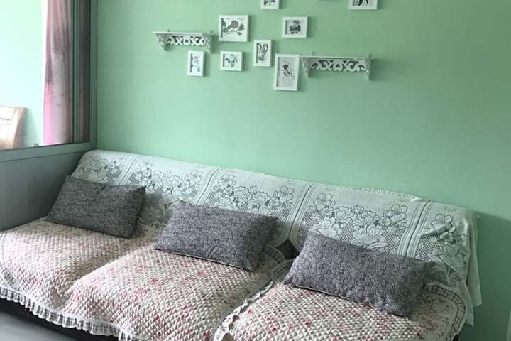 Room 6 of 9
