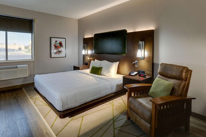 1 King Bed Pillow Top Mattress 2 Flat Screen Tvs Microwave and Refrigerator Sitting Area Sofa Full Breakfast (8 of 22)