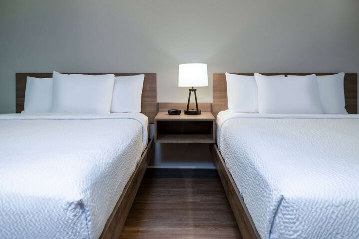 1 Queen Bed Mobility Accessible Bathtub with Grab Bars (5 of 27)