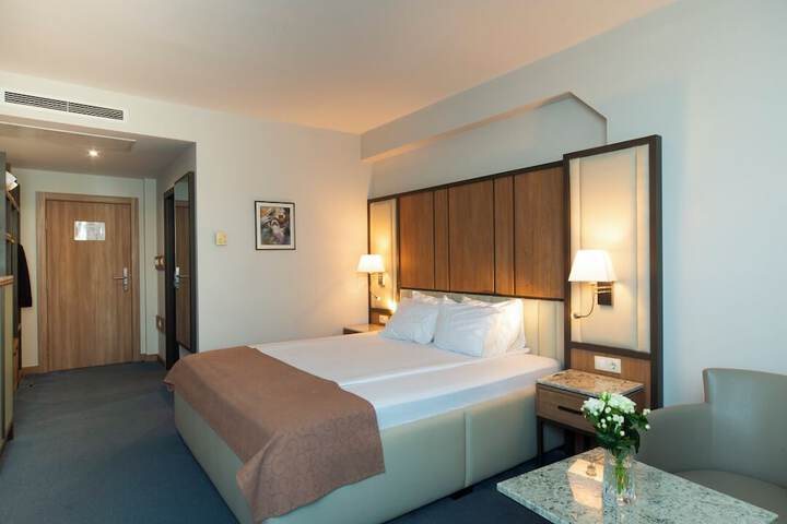 Room 14 of 37