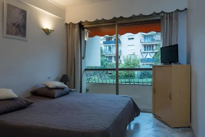 Room 3 of 10