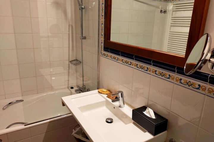 Room 20 of 38