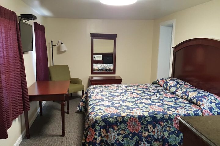 1 King Bed (3 of 10)
