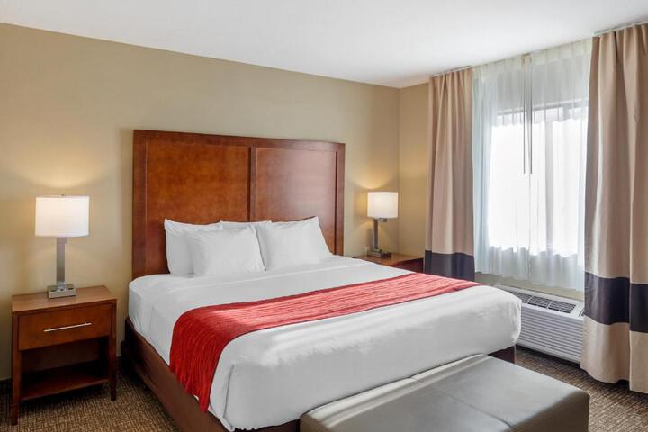 1 King Bed (5 of 6)