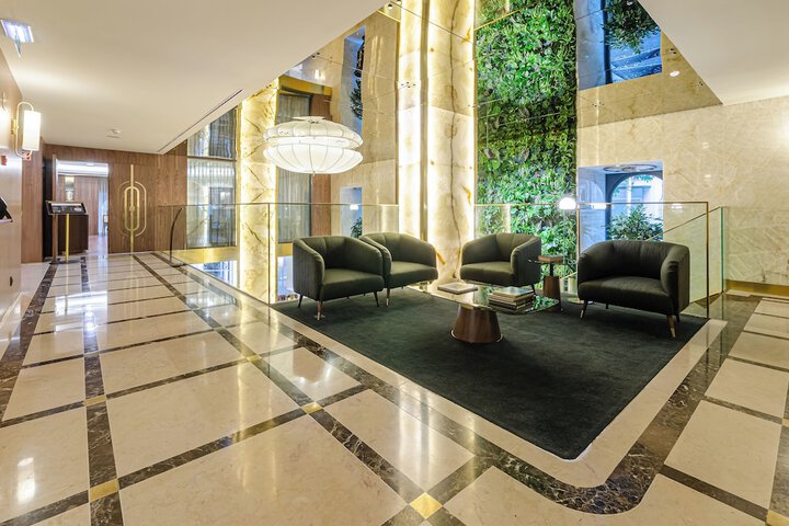 Lounge 78 of 93