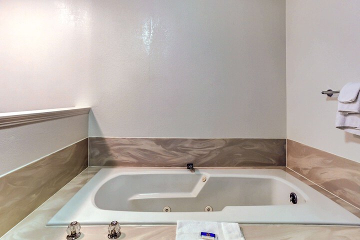 Jetted tub