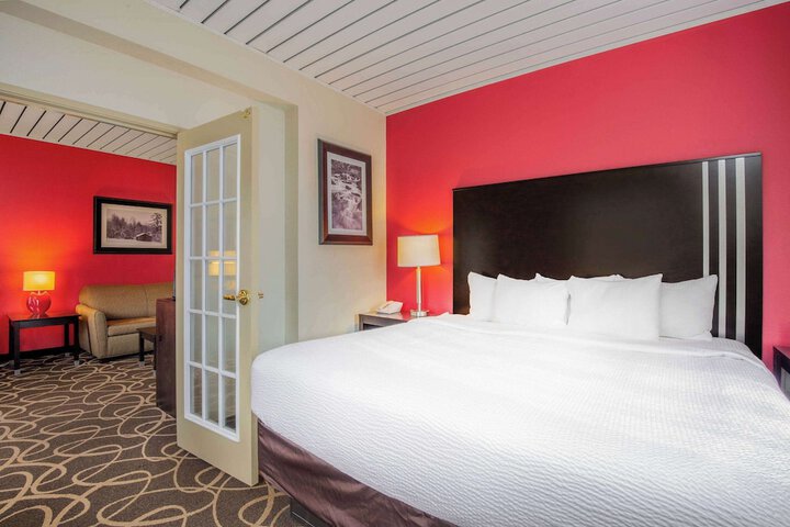 1 King Bed (4 of 10)