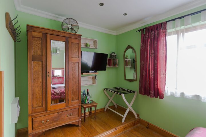 Room 10 of 32