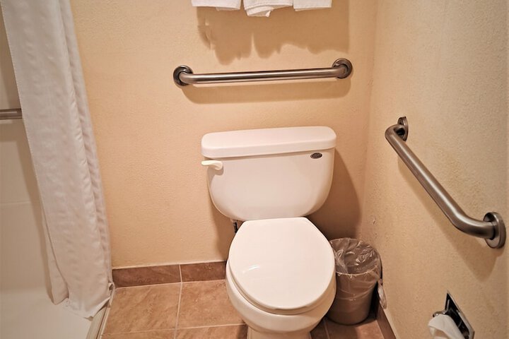 1 Queen Bed | Mob Accessible Roll in Shower Micfridg (11 of 12)