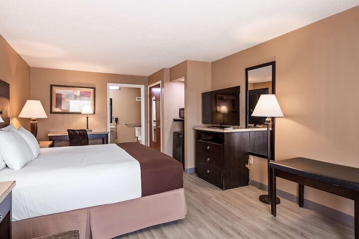 1 King Bed Sofa For Sitting Microwave and Refrigerator Oversized Room Desk Continental Breakfast (16 of 17)