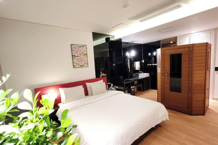 Room 33 of 97