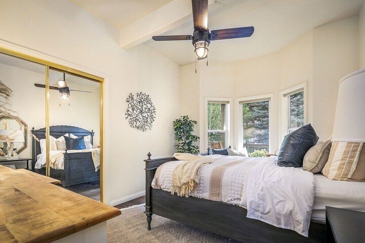 Room 4 of 33