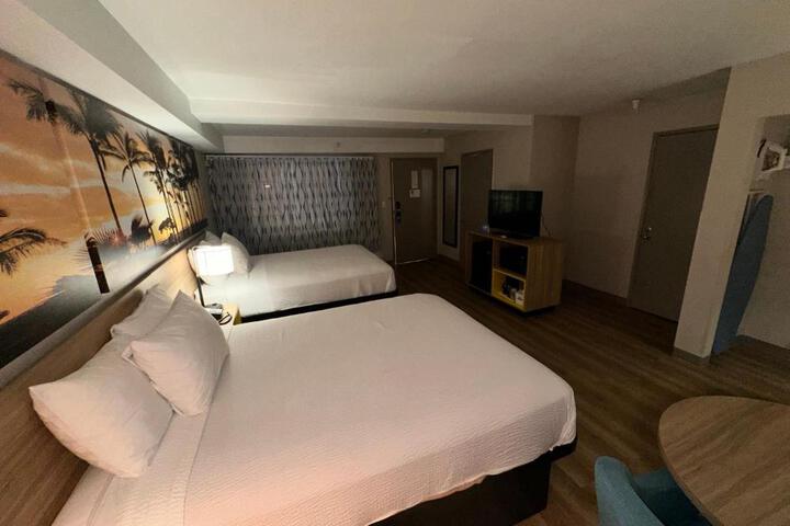 1 Queen Bed (9 of 15)