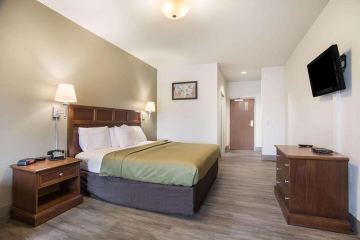 1 King Bed (5 of 7)